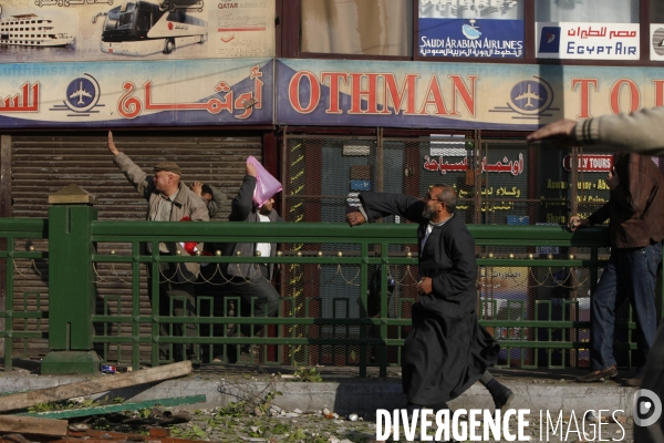 Affrontements entre les partisants du president egyptien moubarak et les manifestants qui occupaient la place tahrir pour demander la demission de celui-ci.