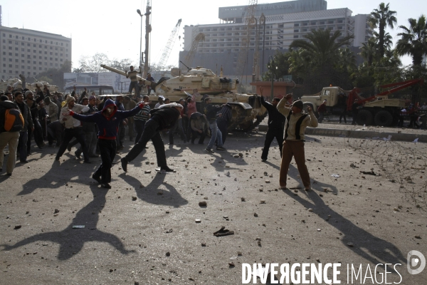 Affrontements entre les partisants du president egyptien moubarak et les manifestants qui occupaient la place tahrir pour demander la demission de celui-ci.