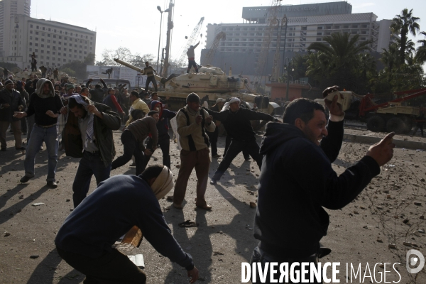Affrontements entre les partisants du president egyptien moubarak et les manifestants qui occupaient la place tahrir pour demander la demission de celui-ci.
