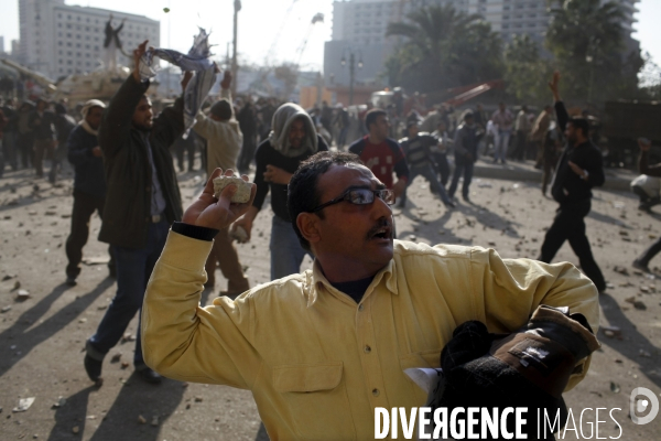 Affrontements entre les partisants du president egyptien moubarak et les manifestants qui occupaient la place tahrir pour demander la demission de celui-ci.