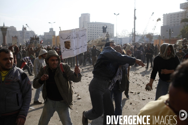 Affrontements entre les partisants du president egyptien moubarak et les manifestants qui occupaient la place tahrir pour demander la demission de celui-ci.