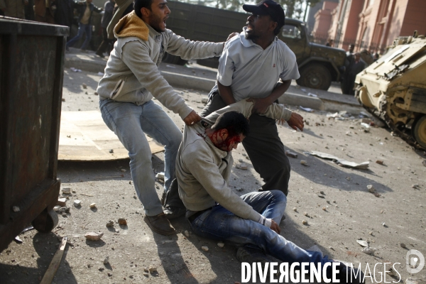 Affrontements entre les partisants du president egyptien moubarak et les manifestants qui occupaient la place tahrir pour demander la demission de celui-ci.