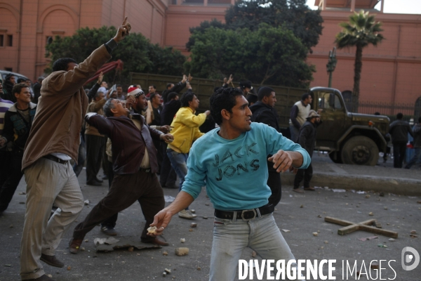 Affrontements entre les partisants du president egyptien moubarak et les manifestants qui occupaient la place tahrir pour demander la demission de celui-ci.