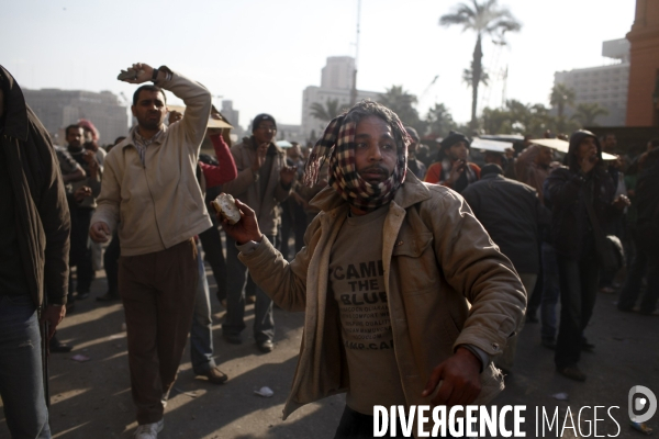 Affrontements entre les partisants du president egyptien moubarak et les manifestants qui occupaient la place tahrir pour demander la demission de celui-ci.