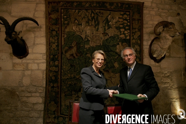 Signature d une convention entre le ministère de la Défense et l Office National de la Chasse et de la Faune Sauvage (ONCFS) à la Maison de la Chasse et de la Nature.