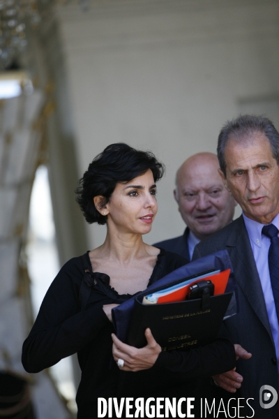 Sortie du conseil des ministres du palais de l elysee.