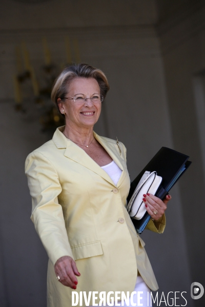 Sortie du conseil des ministres du palais de l elysee.