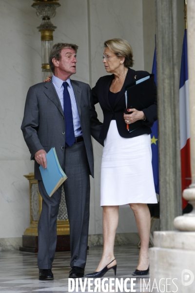 Sortie du conseil des ministres a l elysee.