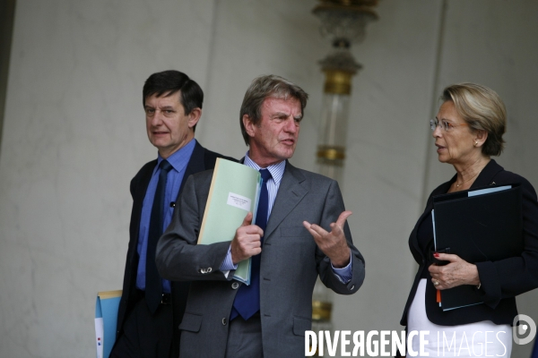 Sortie du conseil des ministres a l elysee.