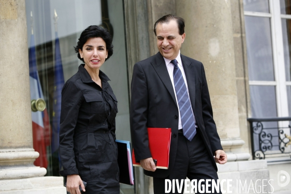 Sortie du conseil des ministres a l elysee.