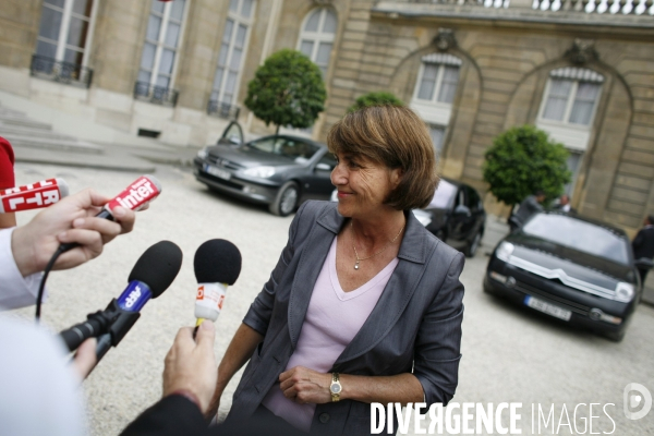 Sortie du conseil des ministres a l elysee.