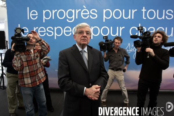 Jean Pierre Chevenement fait une conference de presse au siege du Parti Socialiste sur la politique du candidat UMP.