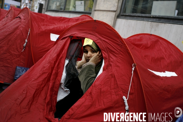 Manifestation du dal et des sans logis, installes sur les trottoirs de la rue de la banque