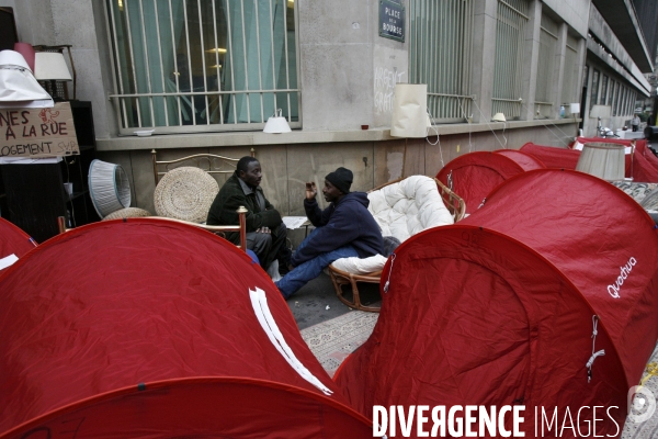 Manifestation du dal et des sans logis, installes sur les trottoirs de la rue de la banque