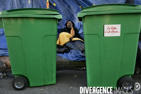 Les familles de sans logis, installees rue de la banque, passent leur 38eme jour sur le trottoir.