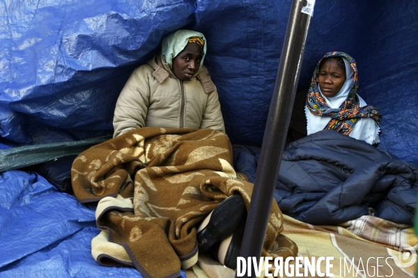 Les familles de sans logis, installees rue de la banque, passent leur 38eme jour sur le trottoir.