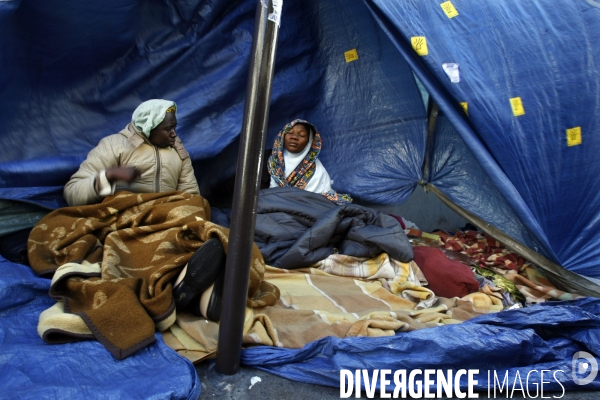 Les familles de sans logis, installees rue de la banque, passent leur 38eme jour sur le trottoir.