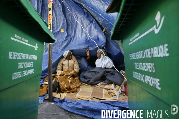 Les familles de sans logis, installees rue de la banque, passent leur 38eme jour sur le trottoir.