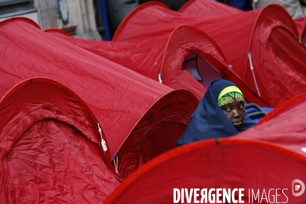 Apres 73 jours a camper rue de la banque, dans le 2eme arrondissement de paris, les familles de sans-logis, soutenue par le dal, ont recu un accord de relogement avec le ministere du logement.