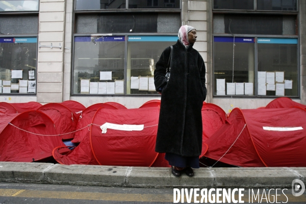 Manifestation du dal et des sans logis, installes sur les trottoirs de la rue de la banque