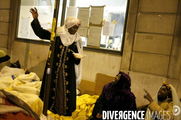 Le dal et les sans logis de la rue de la banque organisaient une nuit de solidarite invitant les gens a venir dormir aux cotes des familles installees depuis le 03 octobre.