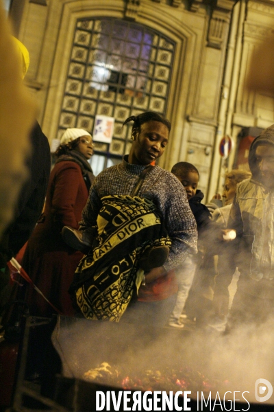 Le dal et les sans logis de la rue de la banque organisaient une nuit de solidarite invitant les gens a venir dormir aux cotes des familles installees depuis le 03 octobre.