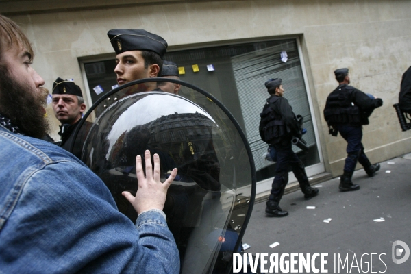 Action du dal et des sans logis de la rue de la banque afin de denoncer un immeuble innocupe dans le 9eme arrondissement.
