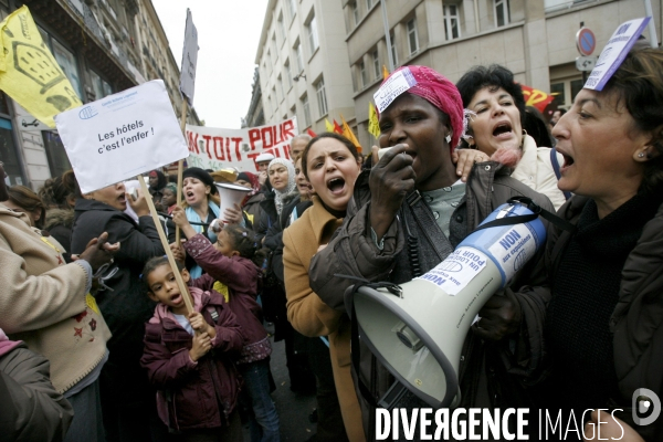 Manifestation du dal et des sans logis, installes sur les trottoirs de la rue de la banque