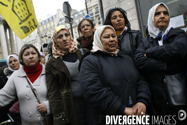 Manifestation du dal et des sans logis, installes sur les trottoirs de la rue de la banque