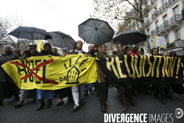 Manifestation en soutient aux familles de sans logis, installes sur le trottoir de la rue de la banque (2 eme arrondissement).