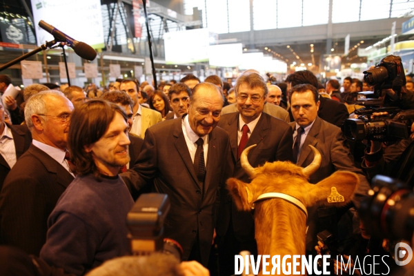 L ancien president, jacques chirac, visite le salon de l agriculture.