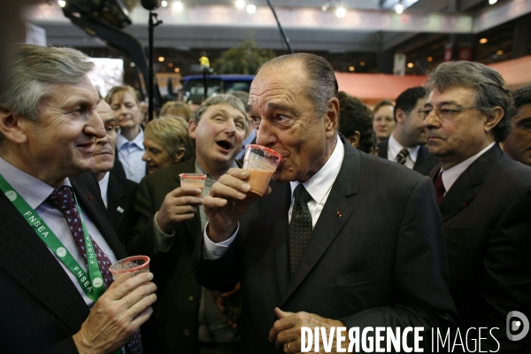 L ancien president, jacques chirac, visite le salon de l agriculture.