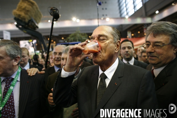 L ancien president, jacques chirac, visite le salon de l agriculture.