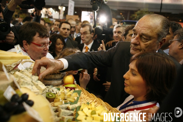 L ancien president, jacques chirac, visite le salon de l agriculture.