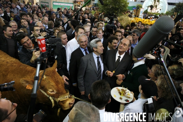 L ancien president, jacques chirac, visite le salon de l agriculture.