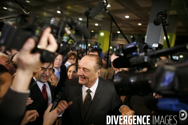 L ancien president, jacques chirac, visite le salon de l agriculture.