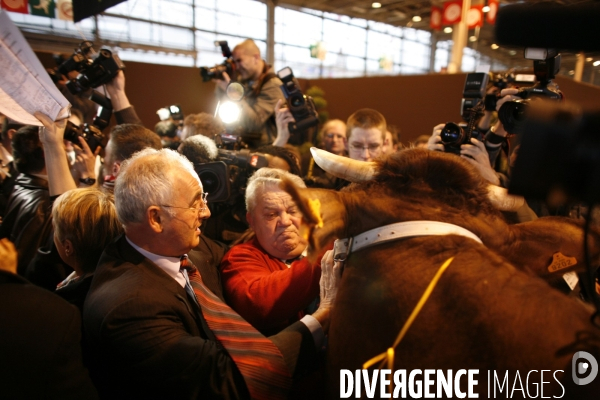 L ancien president, jacques chirac, visite le salon de l agriculture.