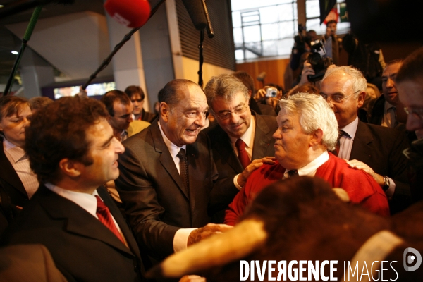 L ancien president, jacques chirac, visite le salon de l agriculture.