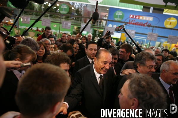 L ancien president, jacques chirac, visite le salon de l agriculture.