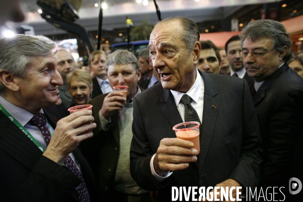 L ancien president, jacques chirac, visite le salon de l agriculture.