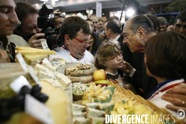 L ancien president, jacques chirac, visite le salon de l agriculture.