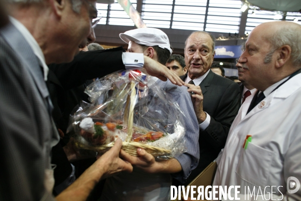 L ancien president, jacques chirac, visite le salon de l agriculture.