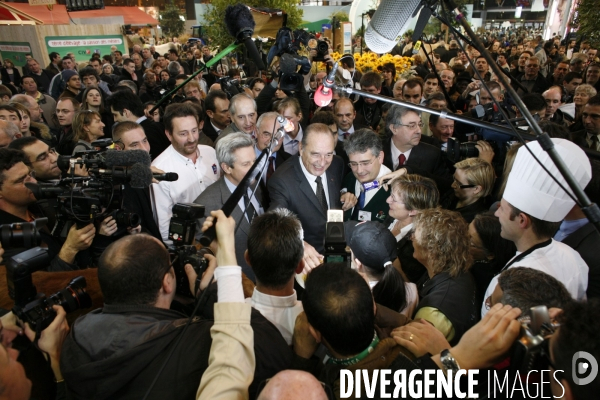 L ancien president, jacques chirac, visite le salon de l agriculture.