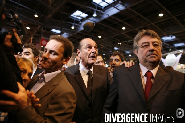 L ancien president, jacques chirac, visite le salon de l agriculture.