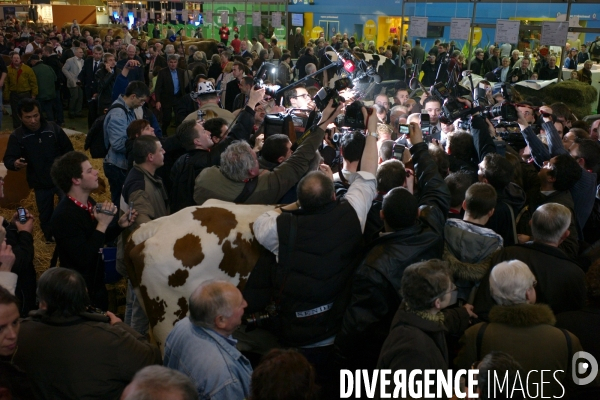 L ancien president, jacques chirac, visite le salon de l agriculture.