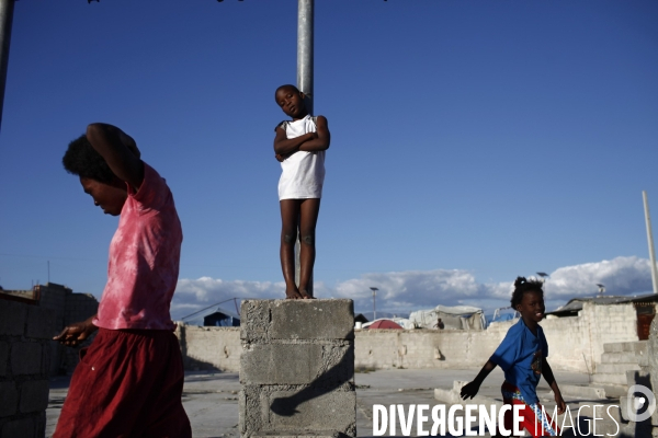 Vie quotidienne a port-au-prince / daily life in port-au-prince.