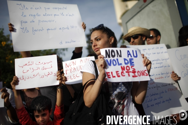 Manifestation contre les fraudes electorales et l accession du parti islamiste ennhadha, en tete des elections.