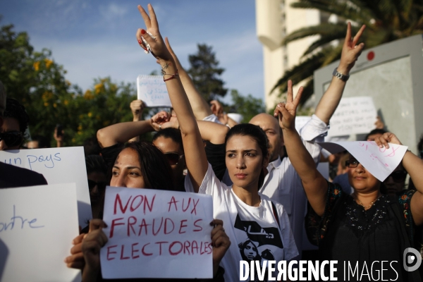 Manifestation contre les fraudes electorales et l accession du parti islamiste ennhadha, en tete des elections.