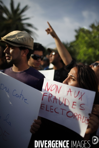 Manifestation contre les fraudes electorales et l accession du parti islamiste ennhadha, en tete des elections.