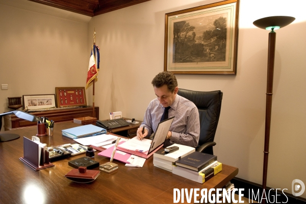 Nicolas Sakozy dans son bureau de Président de l UMP